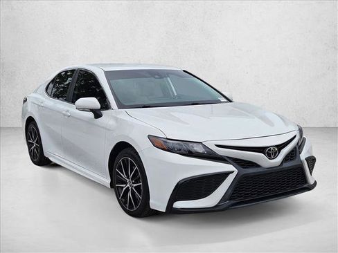 Used 2023 Toyota Camry SE FWD image 3