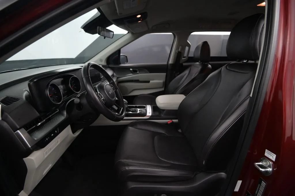 Used 2023 Kia Carnival LX FWD image 37