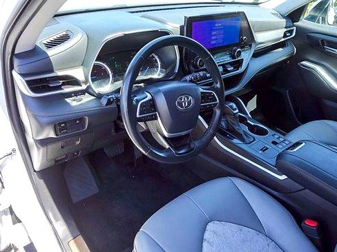 Used 2023 Toyota Highlander Bronze Edition AWD/4WD image 9