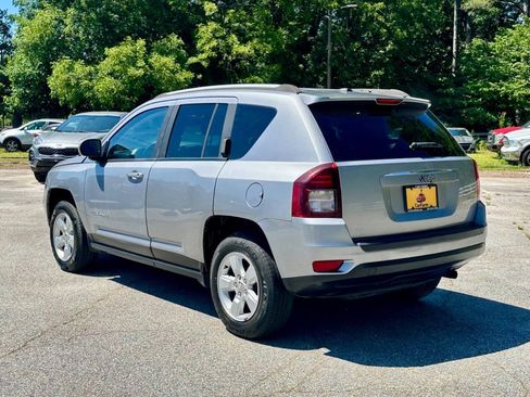 Used 2017 Jeep Compass Latitude FWD image 5