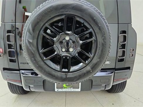 Used 2024 Land Rover Defender 110 S image 11