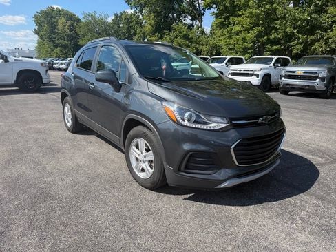 Used 2020 Chevrolet Trax LT w/ LT Convenience Package FWD image 2