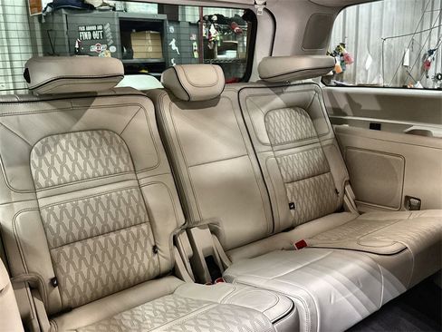 Used 2020 Lincoln Navigator Black Label w/ Cargo Convenience Package image 31