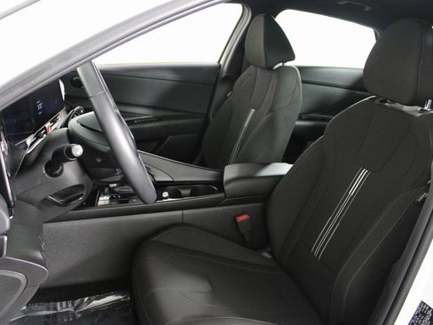 Certified 2025 Hyundai Elantra SEL image 18