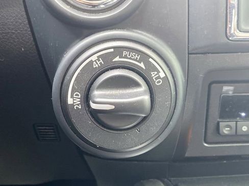 Used 2024 Nissan Titan SV w/ SV Convenience Package image 21