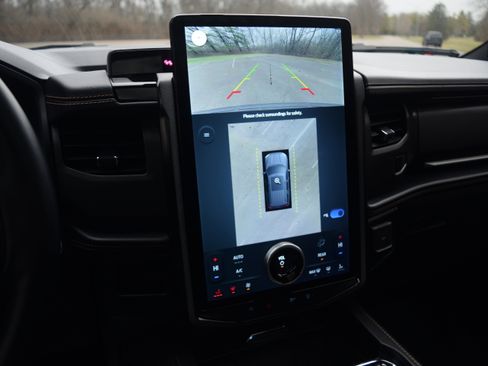 Used 2022 Ford Expedition Platinum image 10