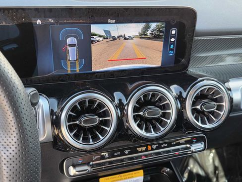 Used 2025 Mercedes-Benz GLB 250 image 10