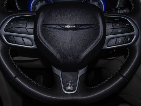 Used 2024 Chrysler Pacifica Touring-L FWD image 11