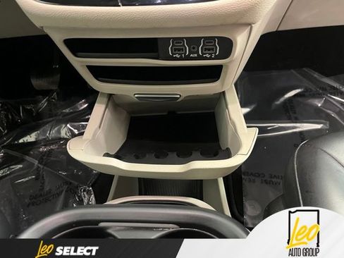 Used 2023 Chrysler Pacifica Touring-L AWD/4WD image 23
