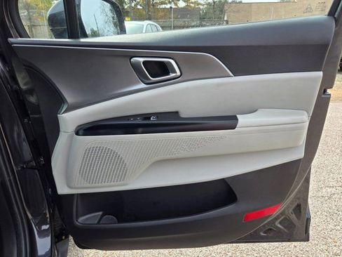 Used 2024 Kia Carnival LX image 27