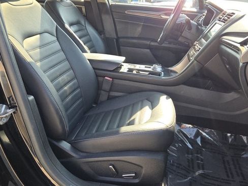 Used 2017 Ford Fusion SE w/ Fusion SE Technology Package FWD image 4