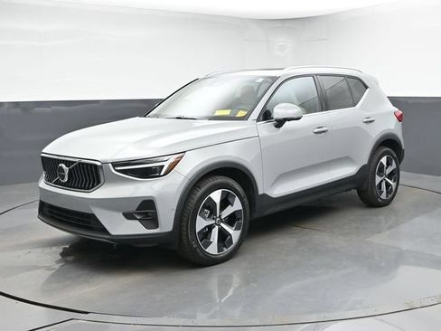 Used 2024 Volvo XC40 B5 Plus w/ Protection Package Premier AWD/4WD image 4