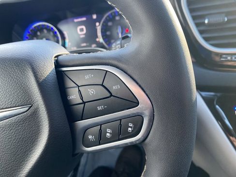 Used 2024 Chrysler Pacifica Touring-L FWD image 28