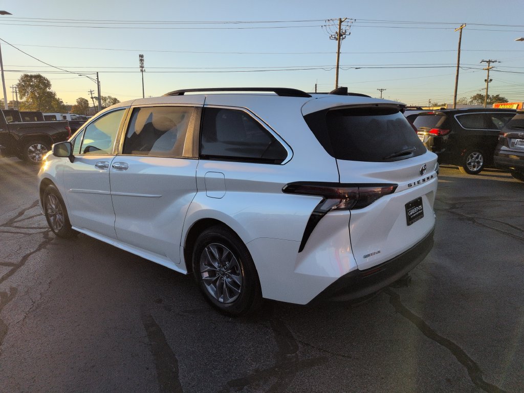 Certified 2023 Toyota Sienna XLE FWD image 3