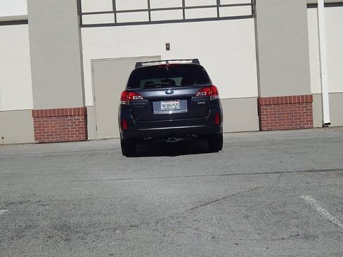 Used 2011 Subaru Outback 2.5i Limited w/ PWR Moonroof Pkg image 4