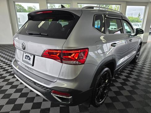 Used 2024 Volkswagen Taos SE FWD image 3