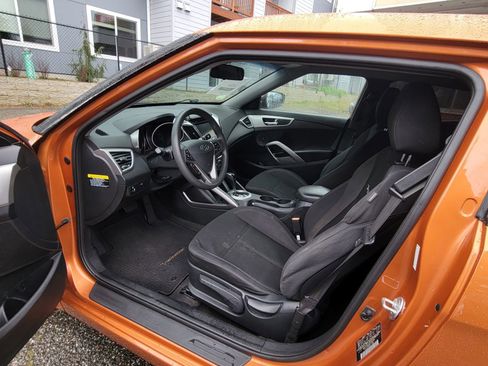 Used 2016 Hyundai Veloster image 9