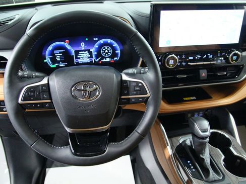 Used 2025 Toyota Highlander Platinum image 19