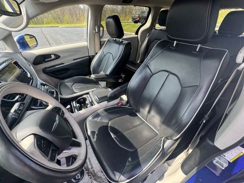 Used 2021 Chrysler Pacifica Limited image 13