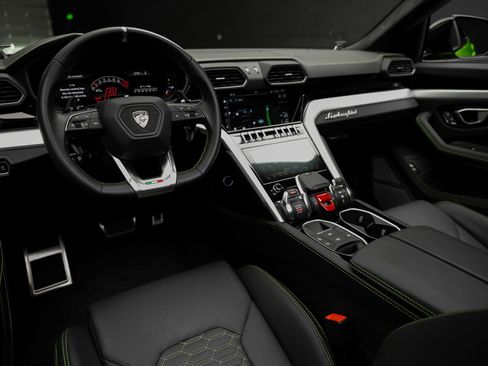 Used 2024 Lamborghini Urus S AWD/4WD image 2