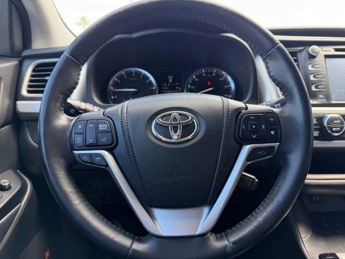 Used 2014 Toyota Highlander Limited w/ Driver Technology Package FWD image 9