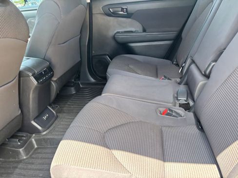 Used 2022 Toyota Highlander L FWD image 21