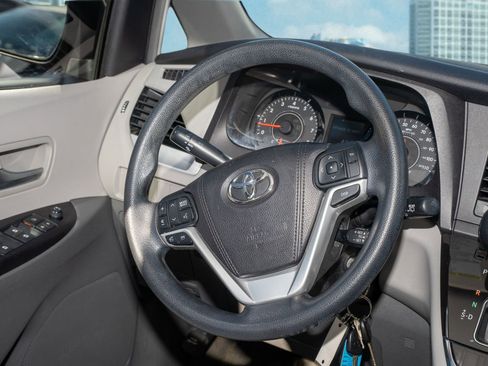 Used 2016 Toyota Sienna LE image 22