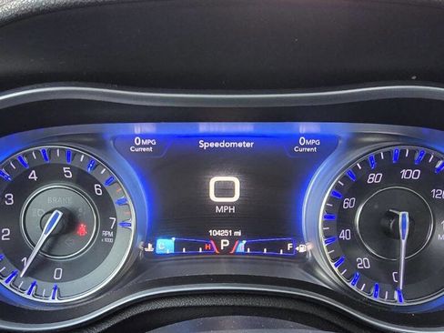 Used 2017 Chrysler 300 C image 28