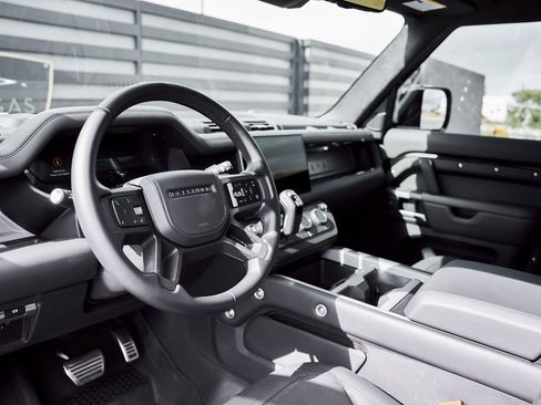 Used 2025 Land Rover Defender 110 V8 image 2