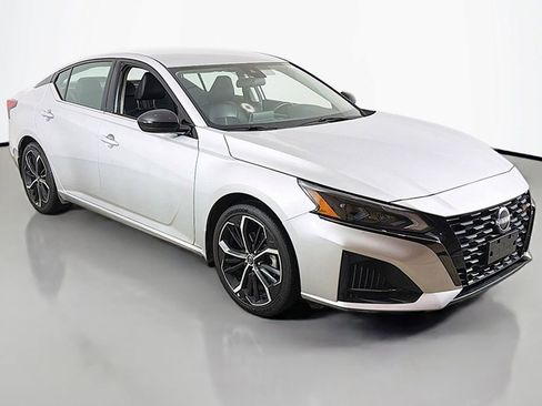 Used 2023 Nissan Altima 2.5 SR image 2