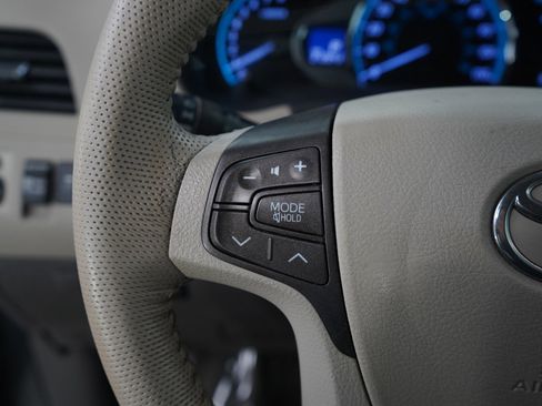 Used 2012 Toyota Sienna XLE image 17