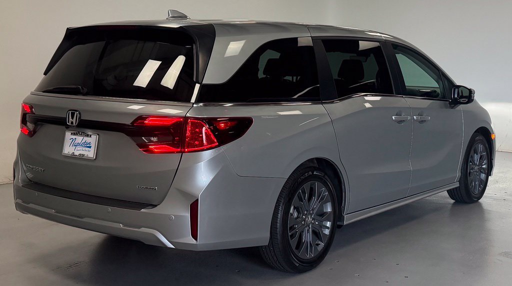 Used 2025 Honda Odyssey Touring image 3