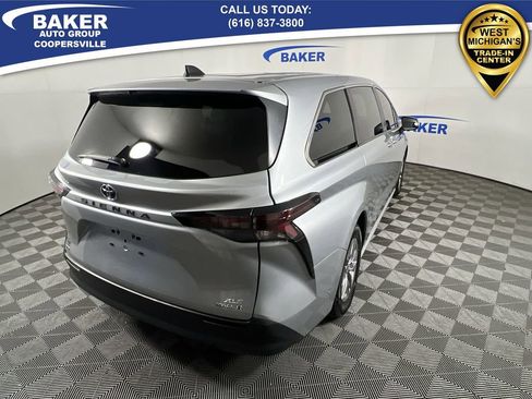 Used 2023 Toyota Sienna XLE image 9