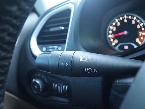 Used 2017 Jeep Renegade Latitude w/ Popular Equipment Group image 35