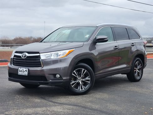 Used 2016 Toyota Highlander XLE image 1