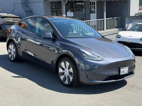 Used 2021 Tesla Model Y Long Range image 3