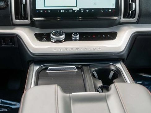 Used 2025 Ford Expedition Active AWD/4WD image 16