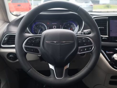 Used 2024 Chrysler Pacifica Touring-L FWD image 13