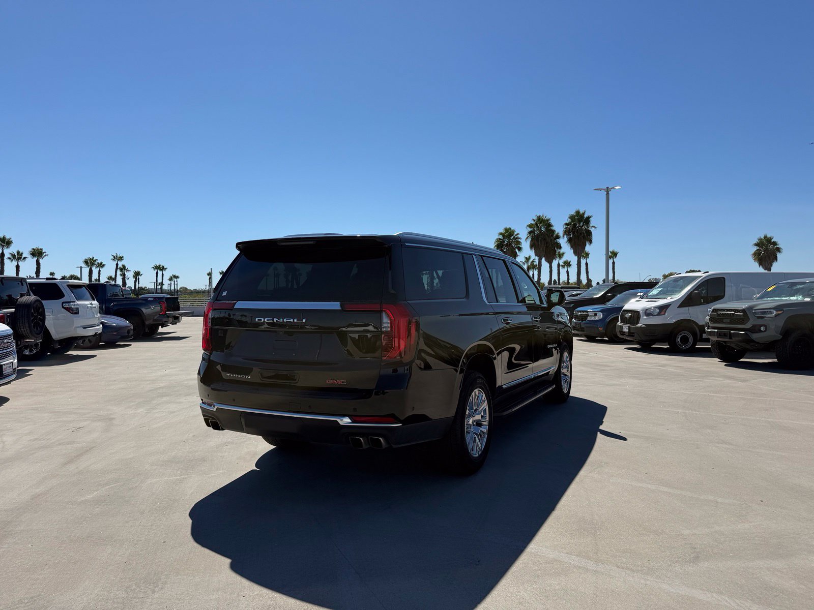 Used 2025 GMC Yukon XL Denali AWD/4WD image 3