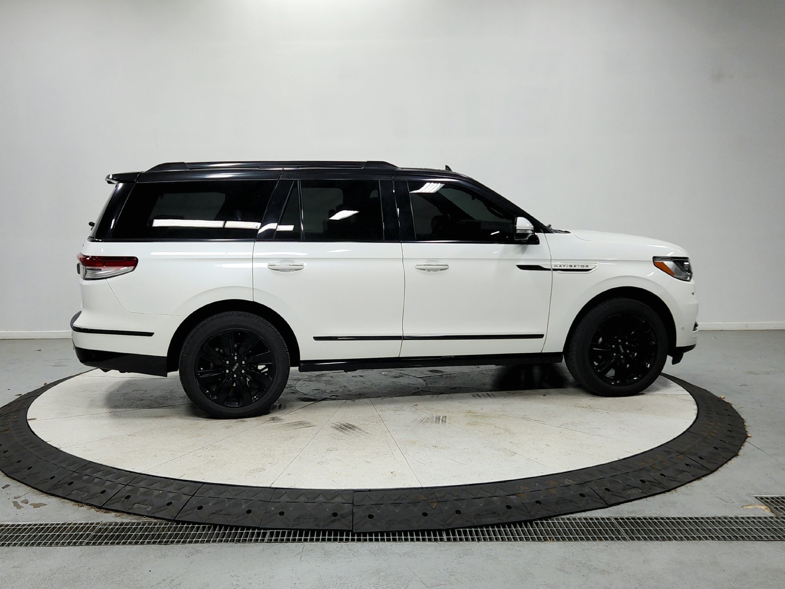 Used 2023 Lincoln Navigator Reserve AWD/4WD image 9