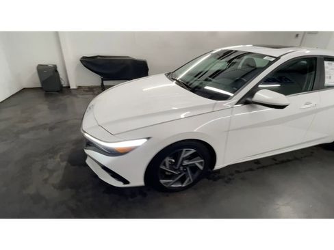 Used 2025 Hyundai Elantra SEL image 5