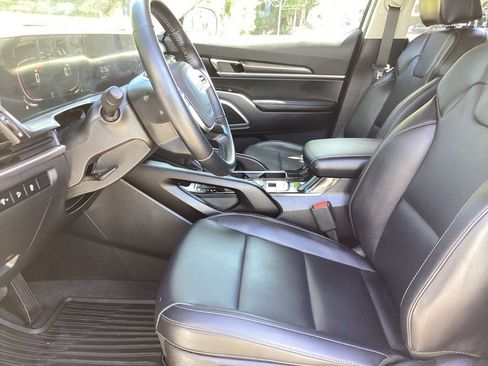 Used 2025 Kia Telluride LX FWD image 4