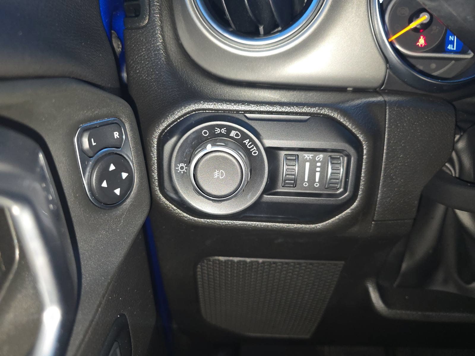 Used 2022 Jeep Wrangler Unlimited Sahara AWD/4WD image 27