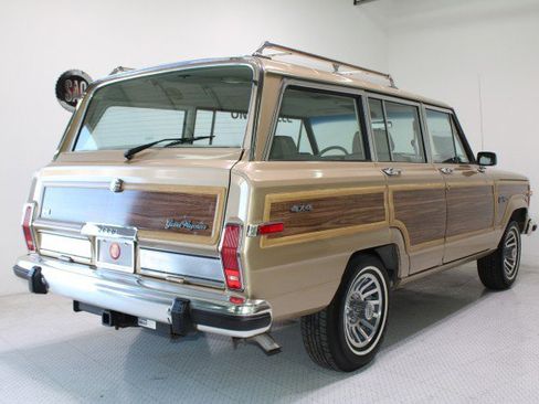 Used 1989 Jeep Grand Wagoneer image 5