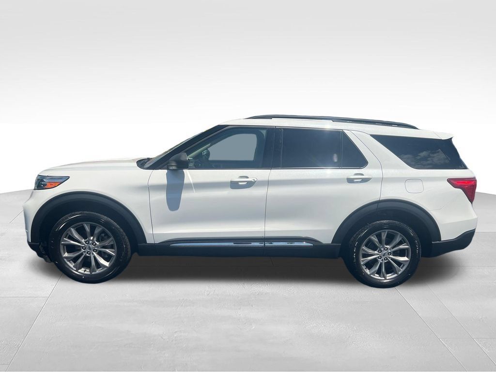 Used 2023 Ford Explorer XLT w/ Equipment Group 202A AWD/4WD image 2