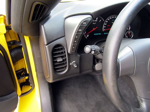 Used 2006 Chevrolet Corvette Coupe w/ Preferred Equipment Group RWD image 15