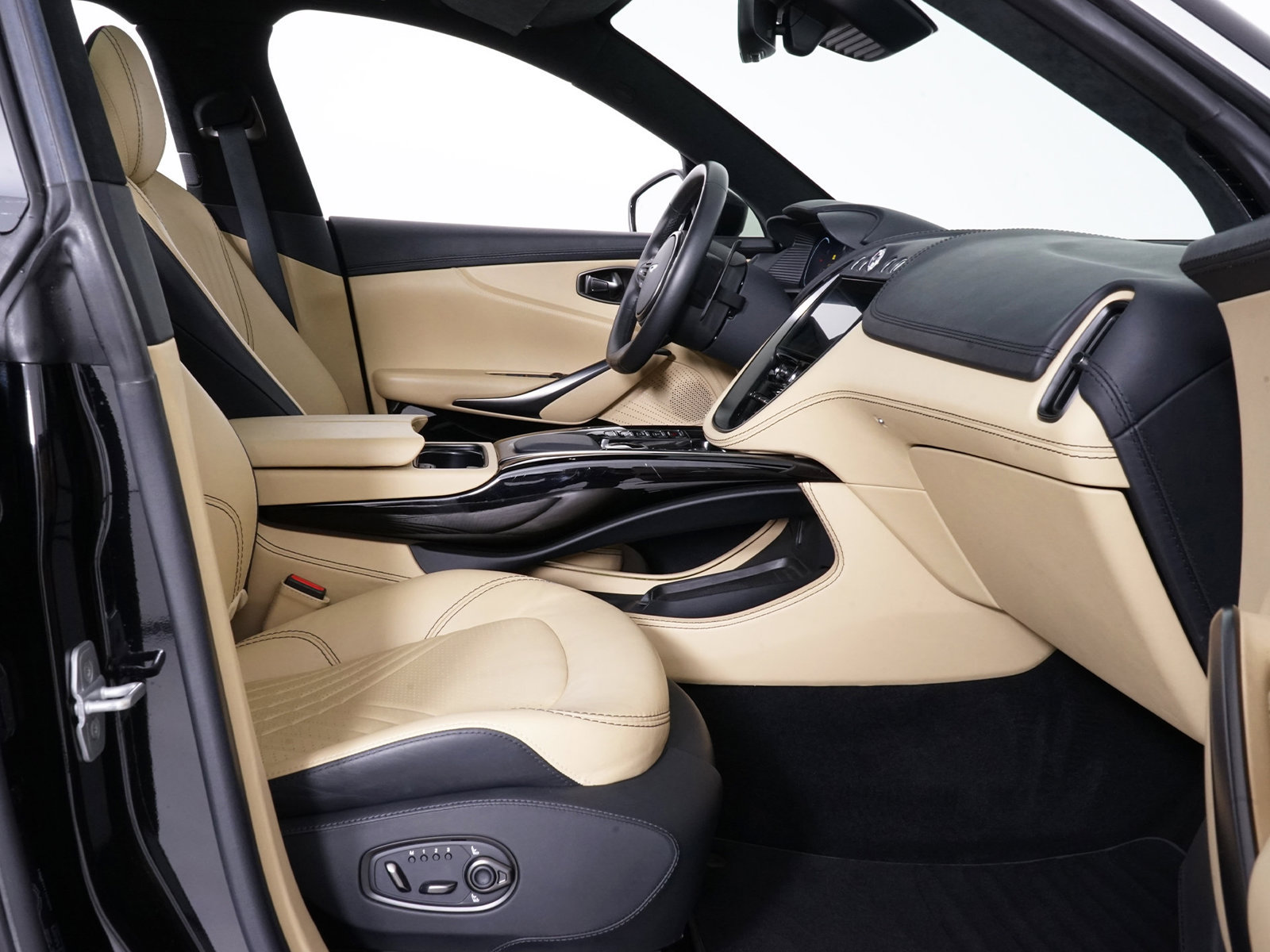 Used 2023 Aston Martin DBX AWD/4WD image 32