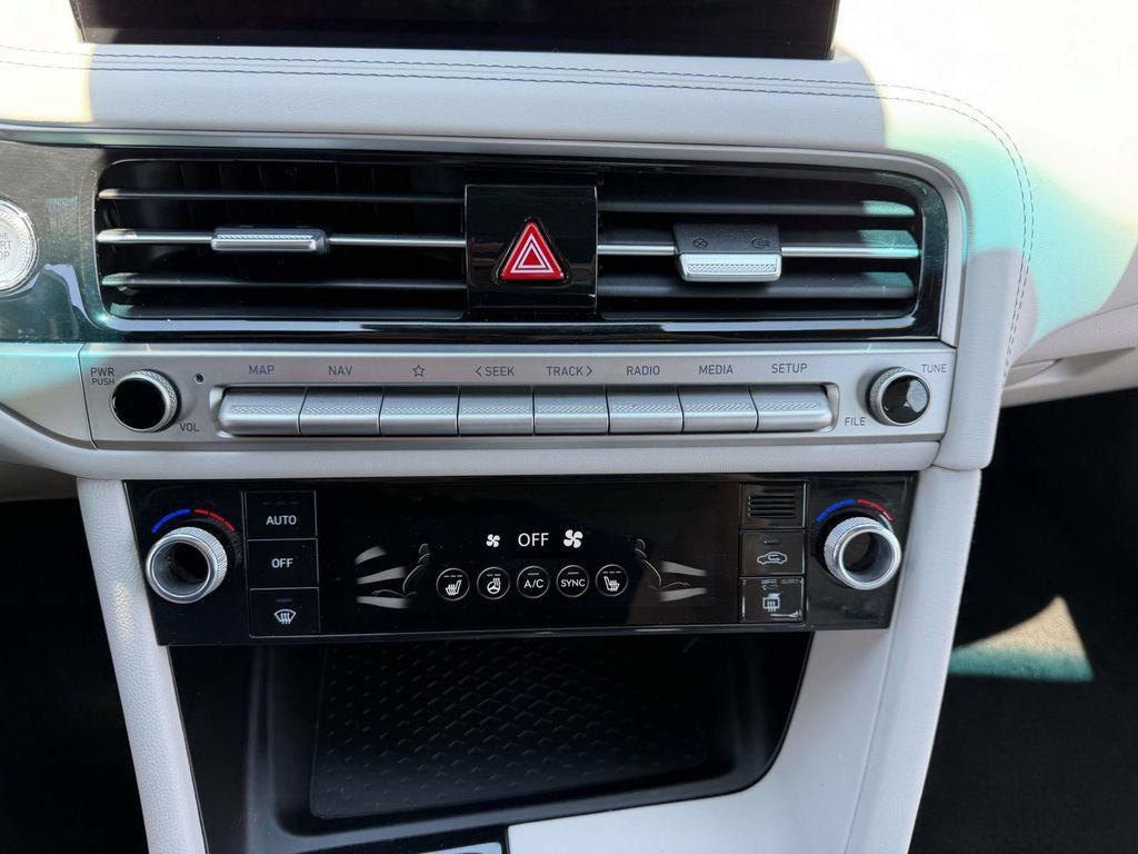 Certified 2025 Genesis G70 2.5T AWD/4WD image 29