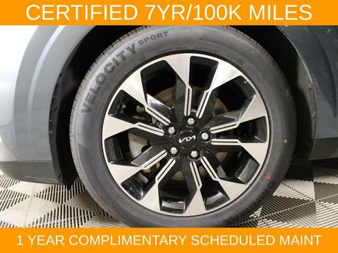 Used 2024 Kia Carnival EX FWD image 27