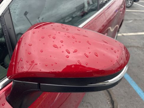 Used 2024 Toyota Venza XLE image 14